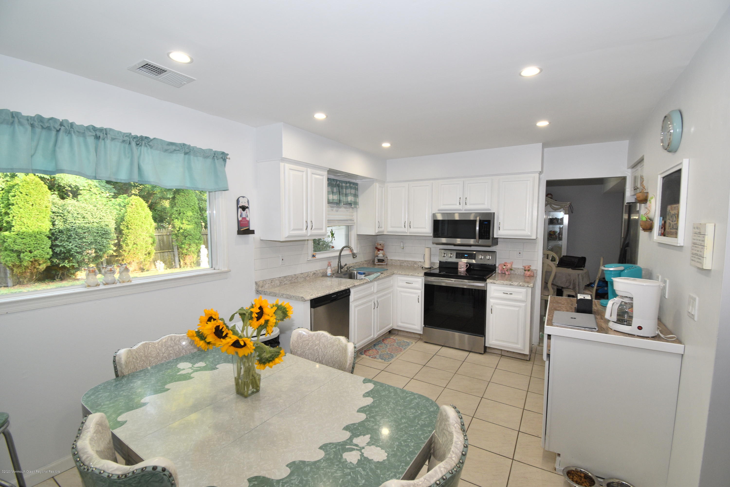 8 Templer Way Hazlet, NJ 07730 - Photo 2 of 19 DSC_2808