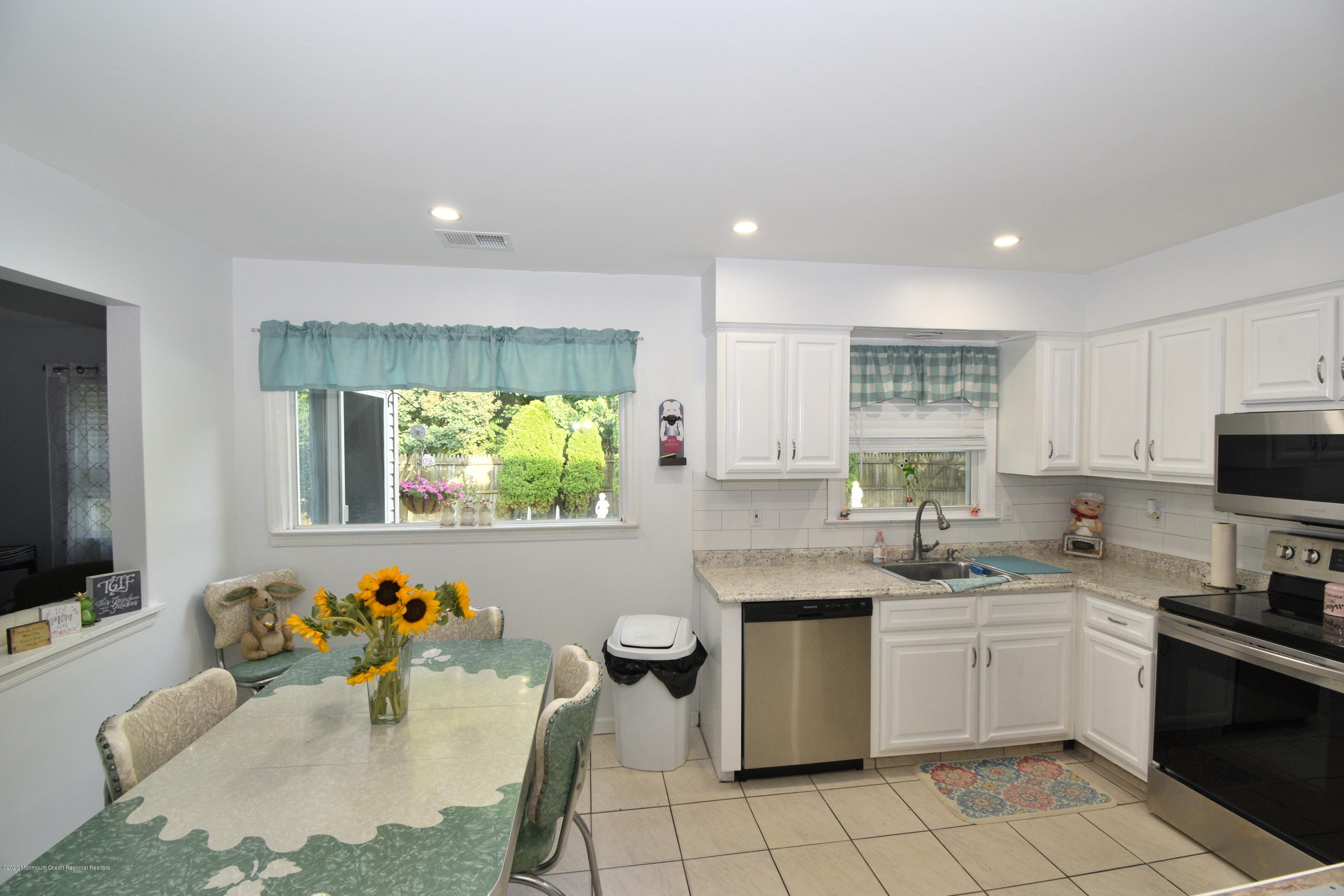 8 Templer Way Hazlet, NJ 07730 - Photo 3 of 19 DSC_2809