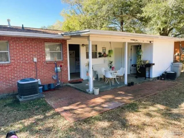 a view of a house with backyard
