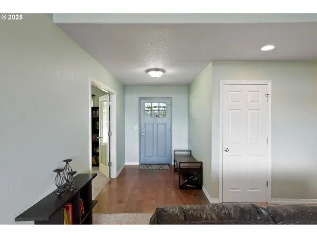 a view of entryway with livingroom