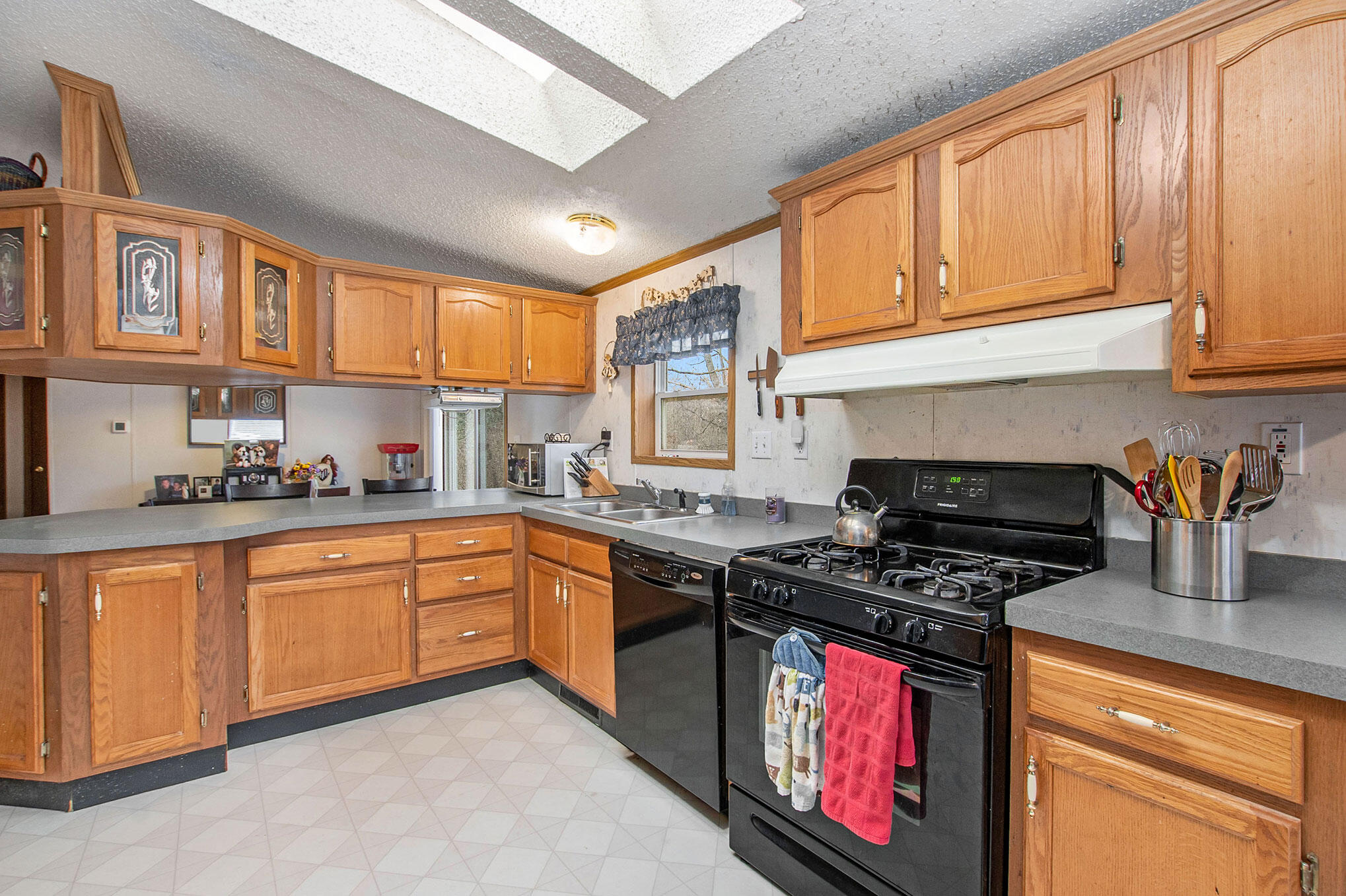 160 Reed Avenue Muskegon, MI 49445 - Photo 2 of 16 DSC01886