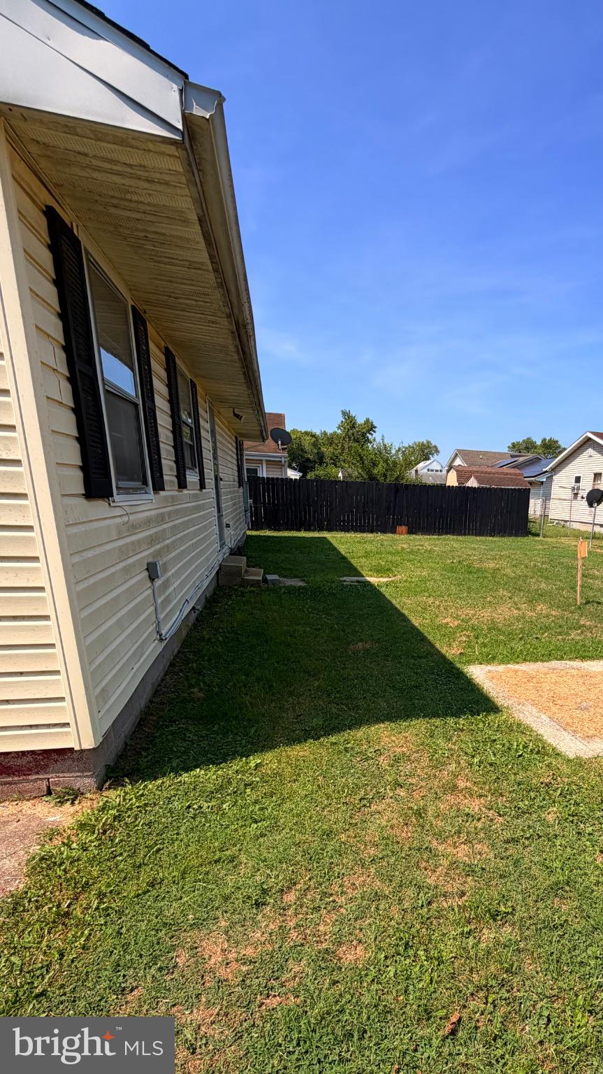 711 Rigby Avenue Cambridge, MD 21613 - Photo 5 of 21 Sunny side yard with lush greenery.