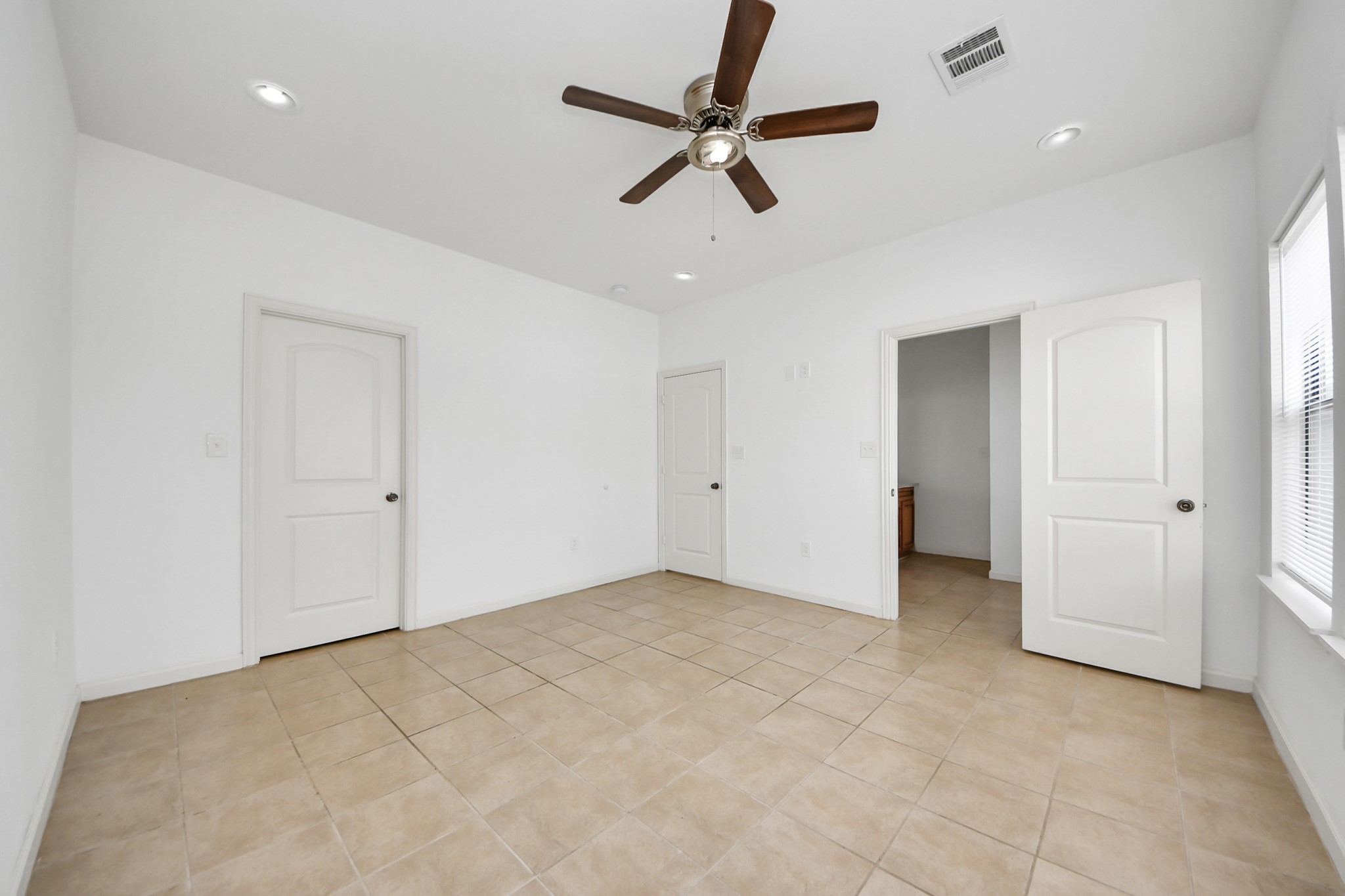4327 Oak Ridge Drive, Unit A Pasadena, TX 77503 - Photo 9 of 20 a view of an empty room