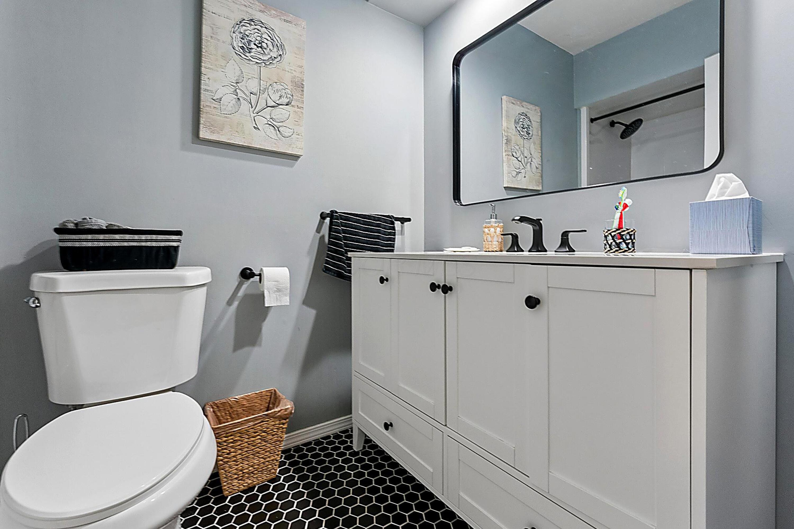 599 Link Road Columbus, OH 43213 - Photo 28 of 48 Hall Bathroom