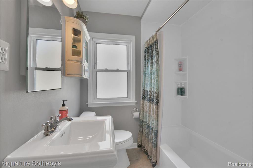 2360 Cambridge Road Berkley, MI 48072 - Photo 11 of 28