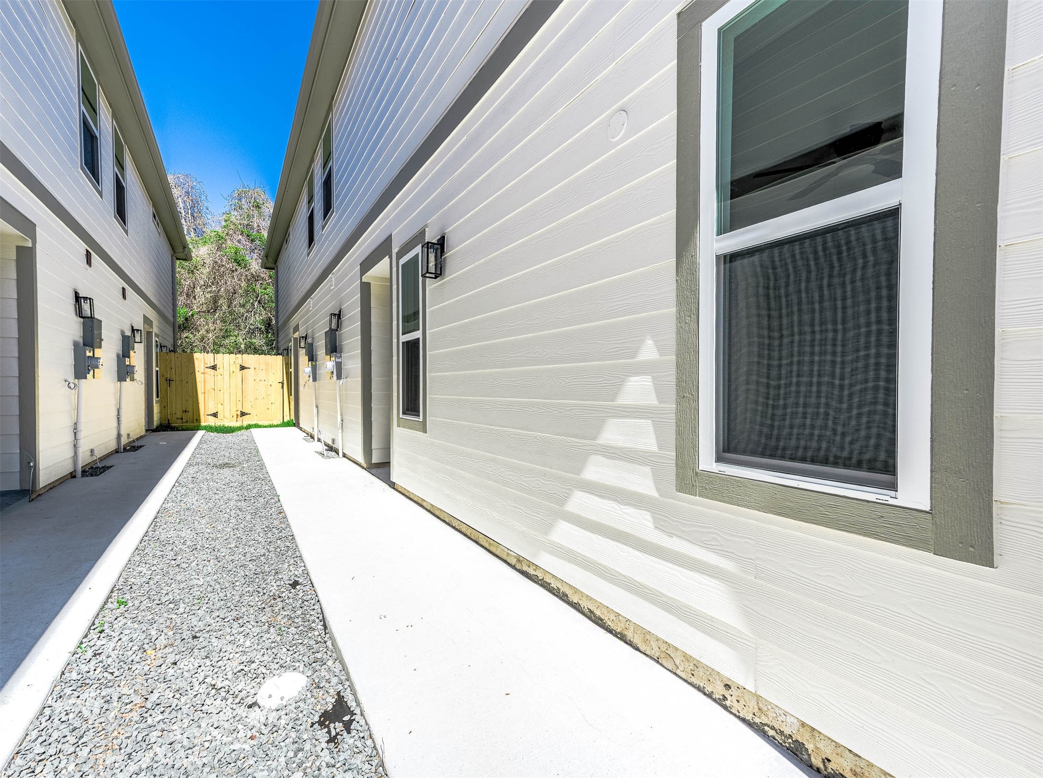 2018 Hampton Street, Unit B Houston, TX 77088 - Photo 29 of 30 Path to main entrances