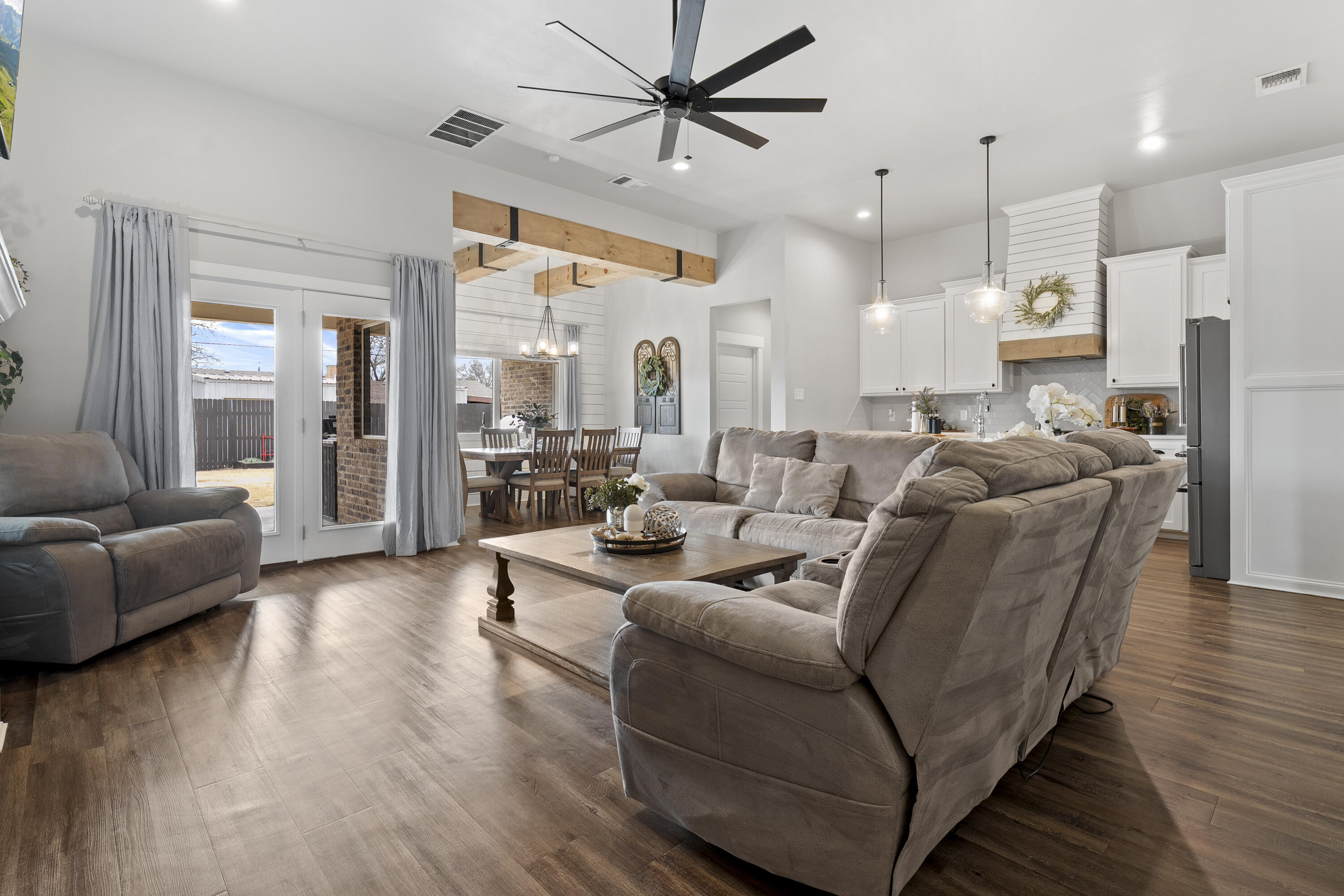 1122 16th Street Shallowater, TX 79363 - Photo 4 of 32 a living room with furniture kitchen area and a wooden floor