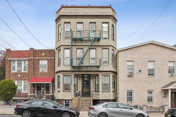 $2,000 | 198 Griffith Street, Unit 1L, Jersey City, NJ 07307