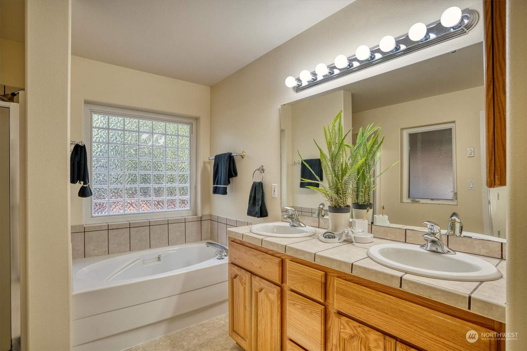 581 Ridge View Drive Sequim, WA 98382 - Photo 18 of 40 a bathroom with a tub sink and mirror