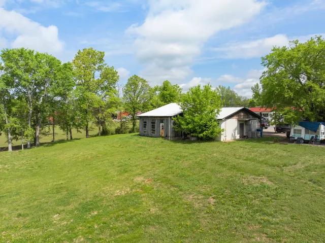 a view of a back yard