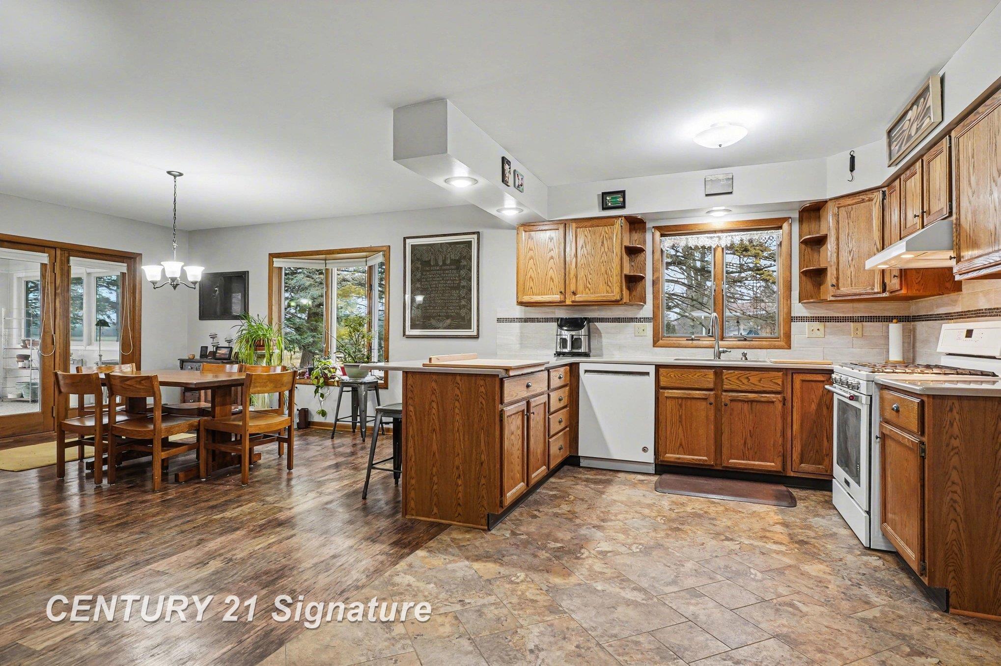 2378 Liberty Road Saginaw, MI 48604 - Photo 9 of 35 50201052-e4105b82-f636-403c-ad79-145b0cbfe8ef.JPG