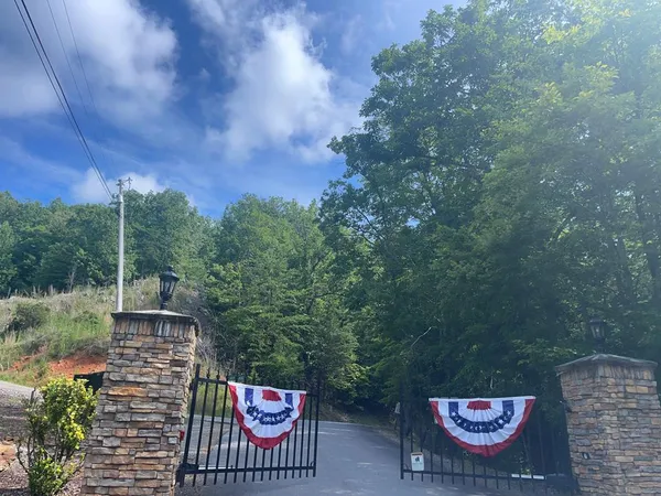 a sign that is sitting on a brick wall