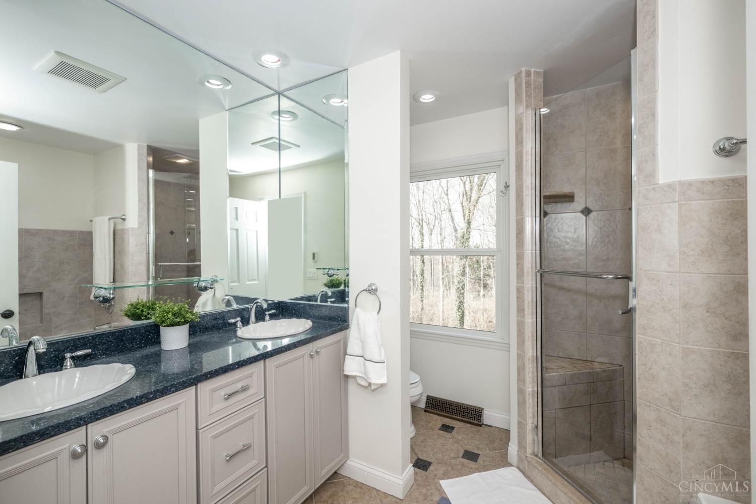 4891 Drake Road Cincinnati, OH 45243 - Photo 24 of 48