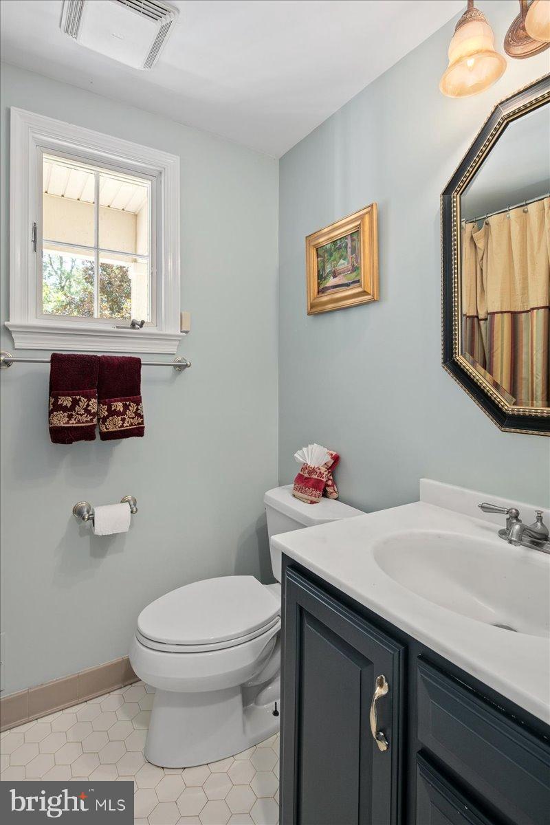 12421 Henderson Road Clifton, VA 20124 - Photo 31 of 90 Main Level Full Bath