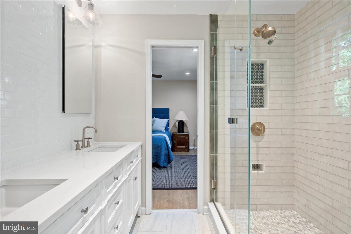 12421 Henderson Road Clifton, VA 20124 - Photo 38 of 90 Elegant Primary Ensuite Bathroom