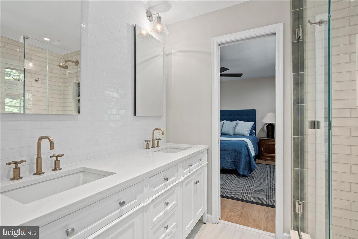 12421 Henderson Road Clifton, VA 20124 - Photo 39 of 90 Dual-sink Vanity