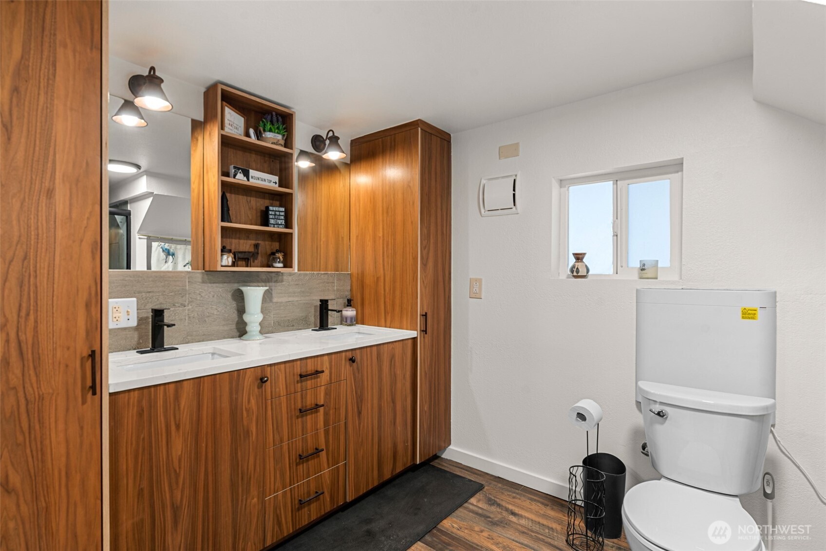 695 Sand Creek Road Cashmere, WA 98815 - Photo 14 of 40 a bathroom with a sink a toilet and shower