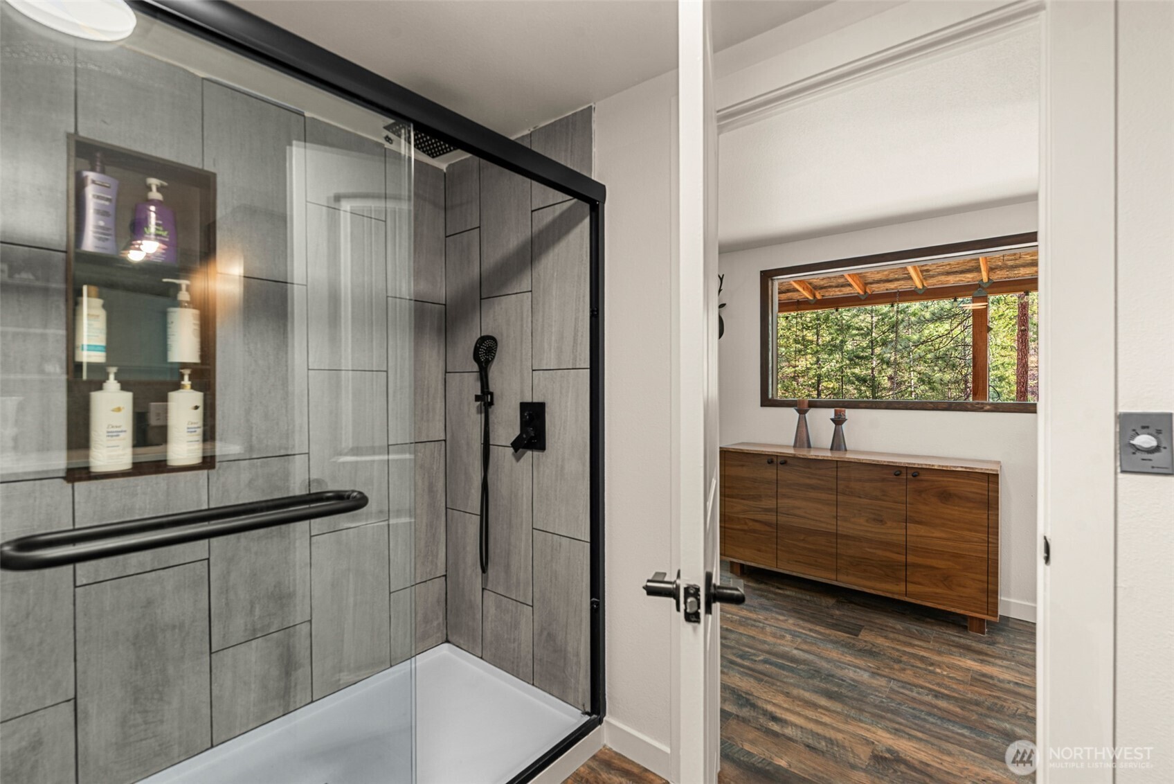 695 Sand Creek Road Cashmere, WA 98815 - Photo 16 of 40 a bathroom with a bathtub and a shower