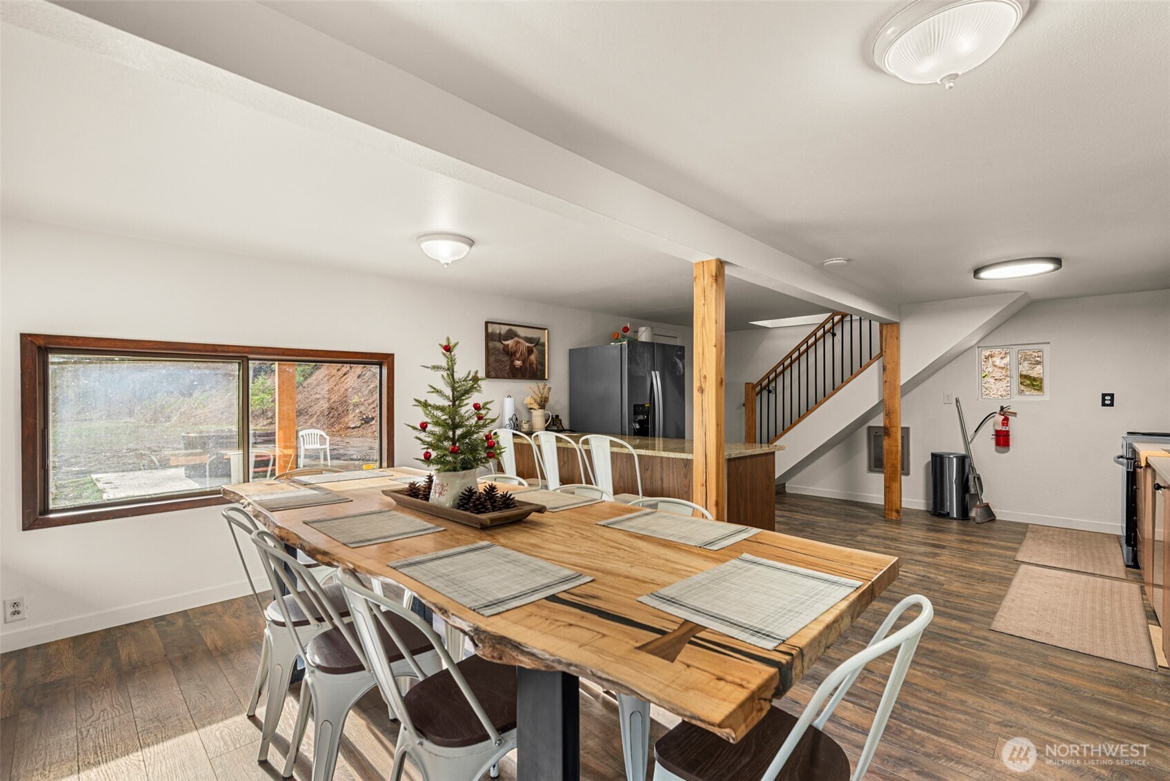 695 Sand Creek Road Cashmere, WA 98815 - Photo 18 of 40 a dining room with furniture and window