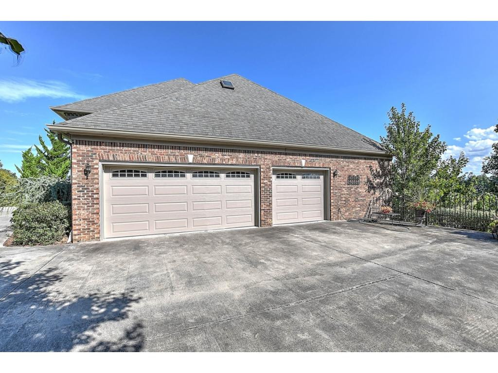 117 Ridgetop Drive Johnson City, TN 37615 - Photo 3 of 42 3 Car Attached Garage