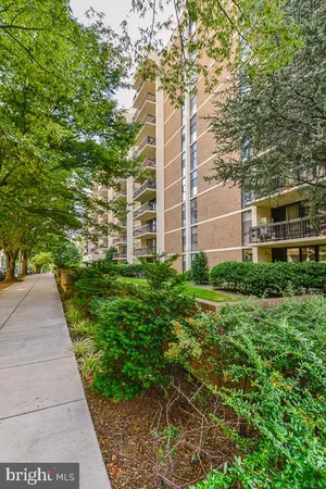 $2,800 | 1016 South Wayne Street, Unit 408, Arlington, VA 22204