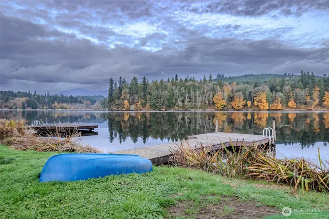 a view of a garden with sitting area