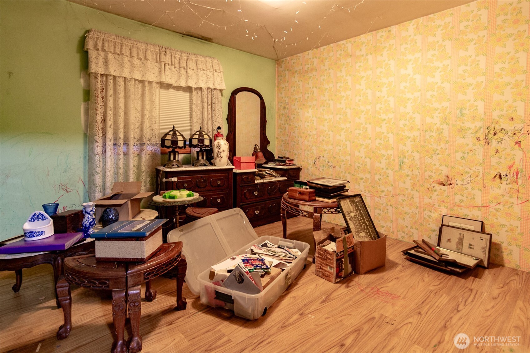 22731 Hull Road Mount Vernon, WA 98274 - Photo 14 of 26 a living room with furniture and a mirror