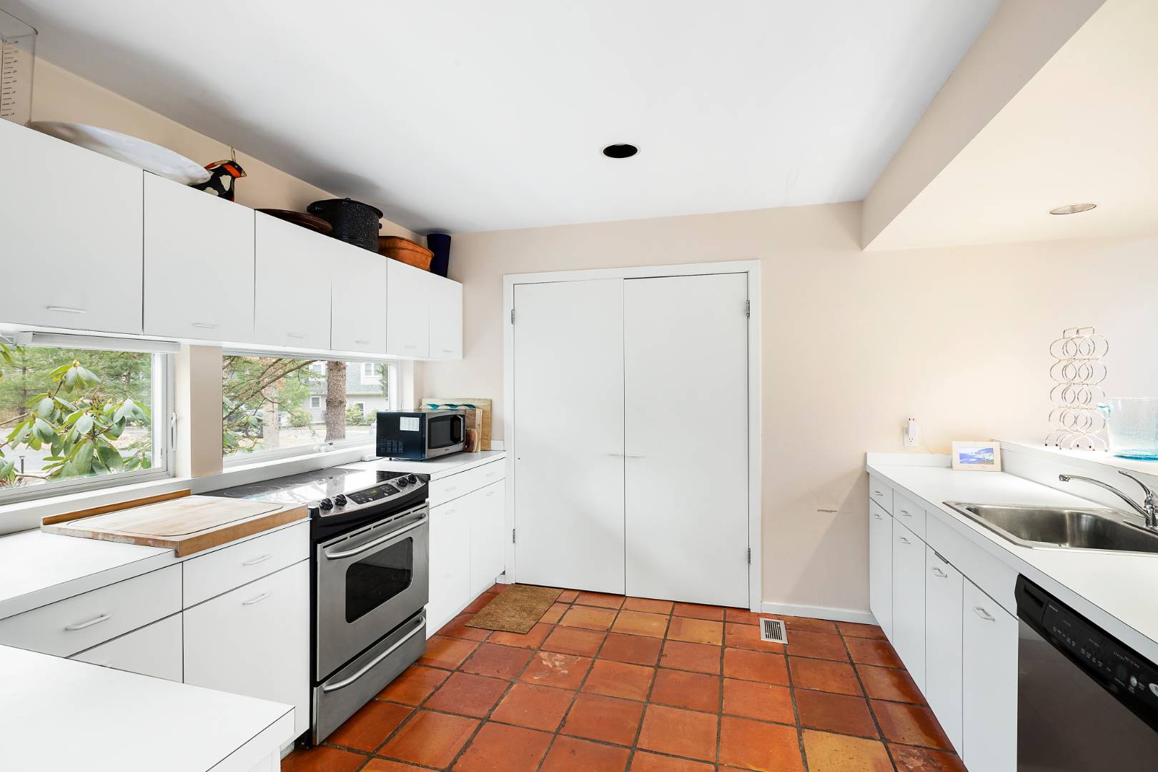 4 Fox Glove Road East Hampton, NY 11937 - Photo 4 of 15 a kitchen with a sink a stove a refrigerator and window
