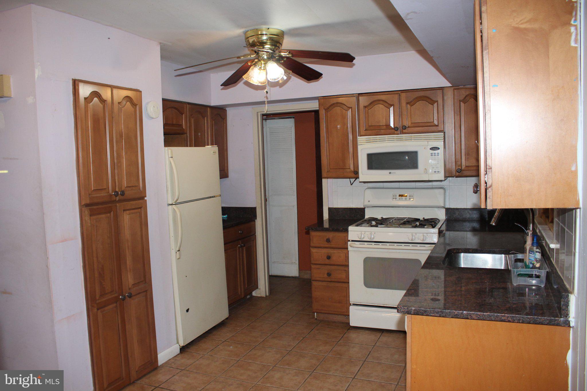 146 Oakmont Road Clementon, NJ 08021 - Photo 8 of 29 Cozy kitchen with classic charm.