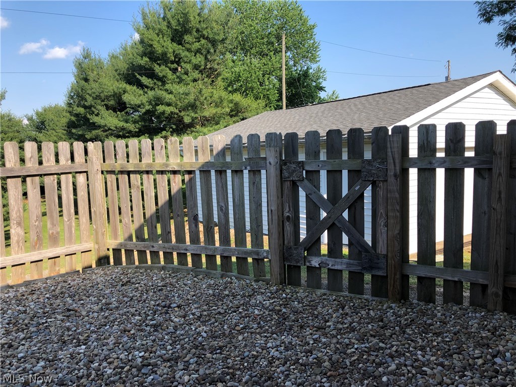 63333 Johnson North Road Bethesda, OH 43719 - Photo 30 of 35 Private fenced area