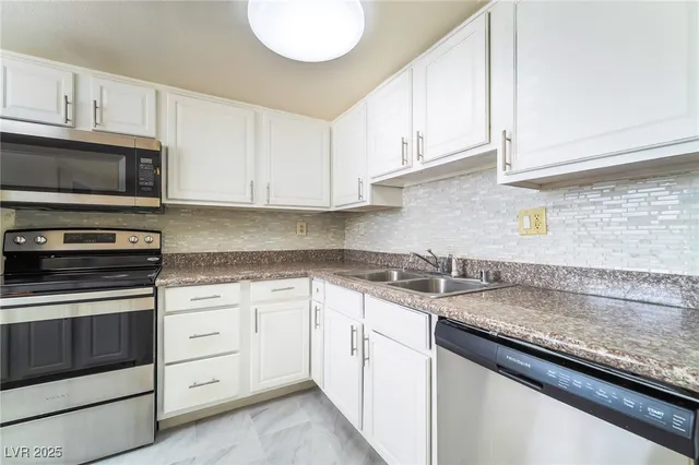 $1,495 | 5261 River Glen Drive, Unit 201, Las Vegas, NV 89103