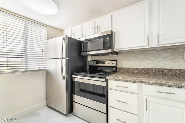 $1,495 | 5261 River Glen Drive, Unit 201, Las Vegas, NV 89103