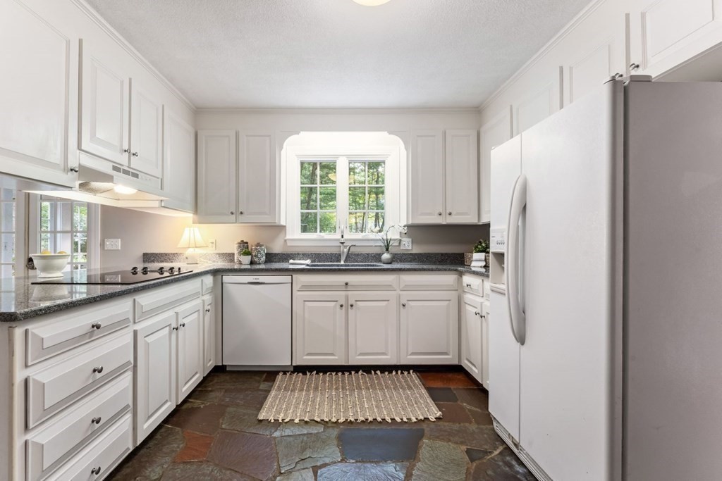 22 Hickory Hill Road Manchester, MA 01944 - Photo 11 of 31 Gallery Image 11