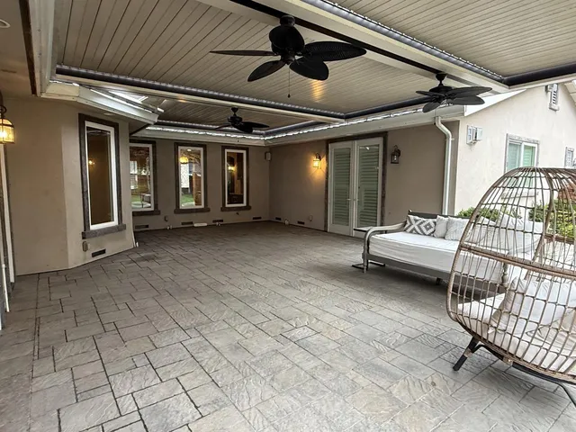 a view of livingroom with furniture