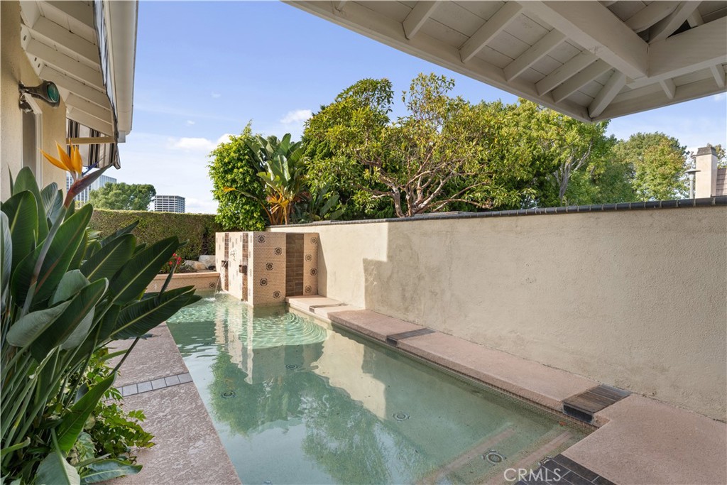 1 Rue Du Parc Newport Beach, CA 92660 - Photo 14 of 49 a view of balcony with furniture