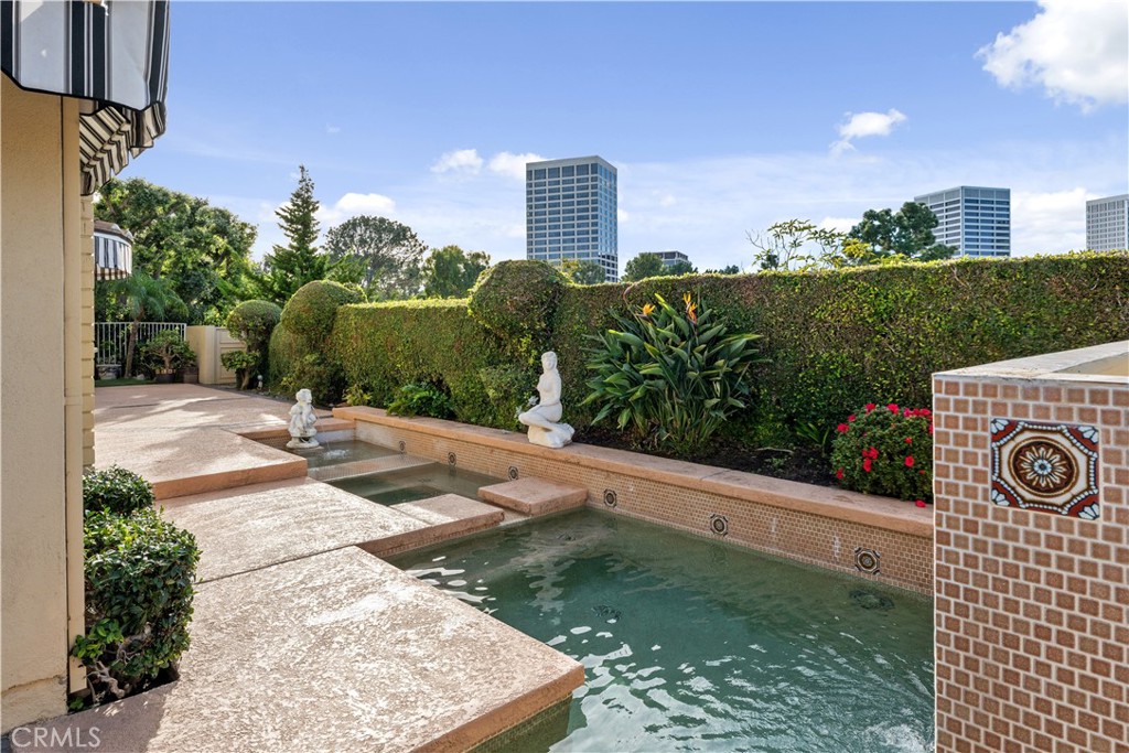 1 Rue Du Parc Newport Beach, CA 92660 - Photo 16 of 49 a view of a yard