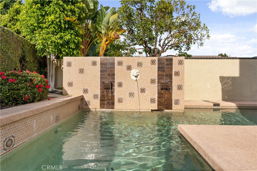 1 Rue Du Parc Newport Beach, CA 92660 - Photo 17 of 49 a view of a walk in the garden