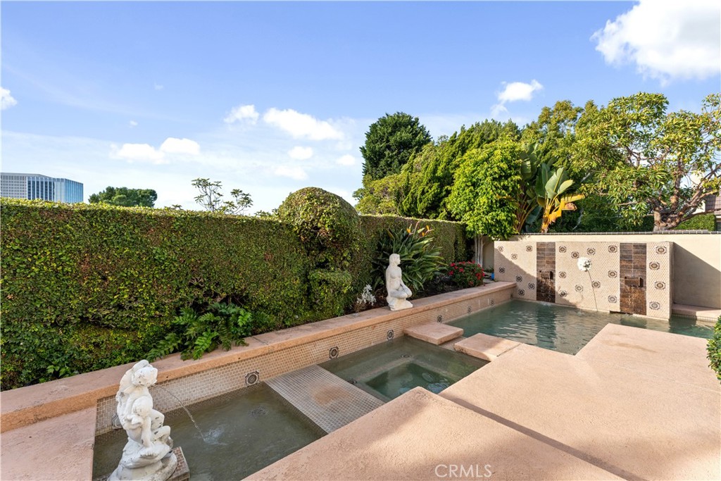 1 Rue Du Parc Newport Beach, CA 92660 - Photo 18 of 49 a view of a garden