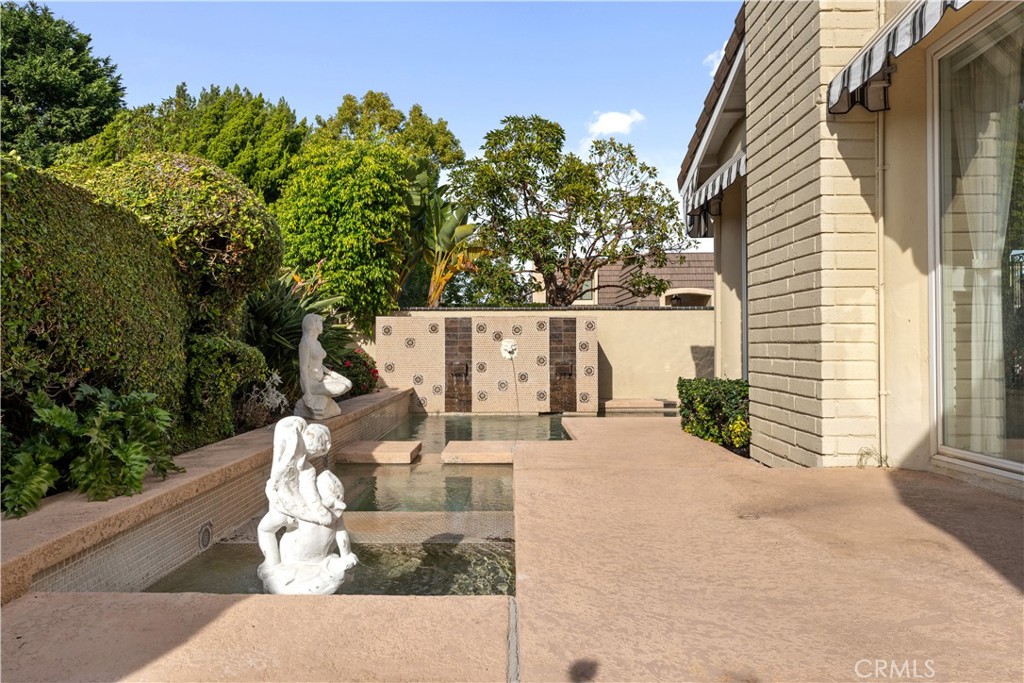 1 Rue Du Parc Newport Beach, CA 92660 - Photo 19 of 49 a picture of a house with a outdoor space