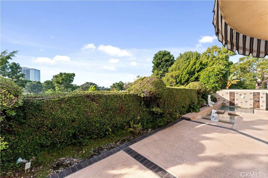1 Rue Du Parc Newport Beach, CA 92660 - Photo 20 of 49 a view of a bench in patio of the house