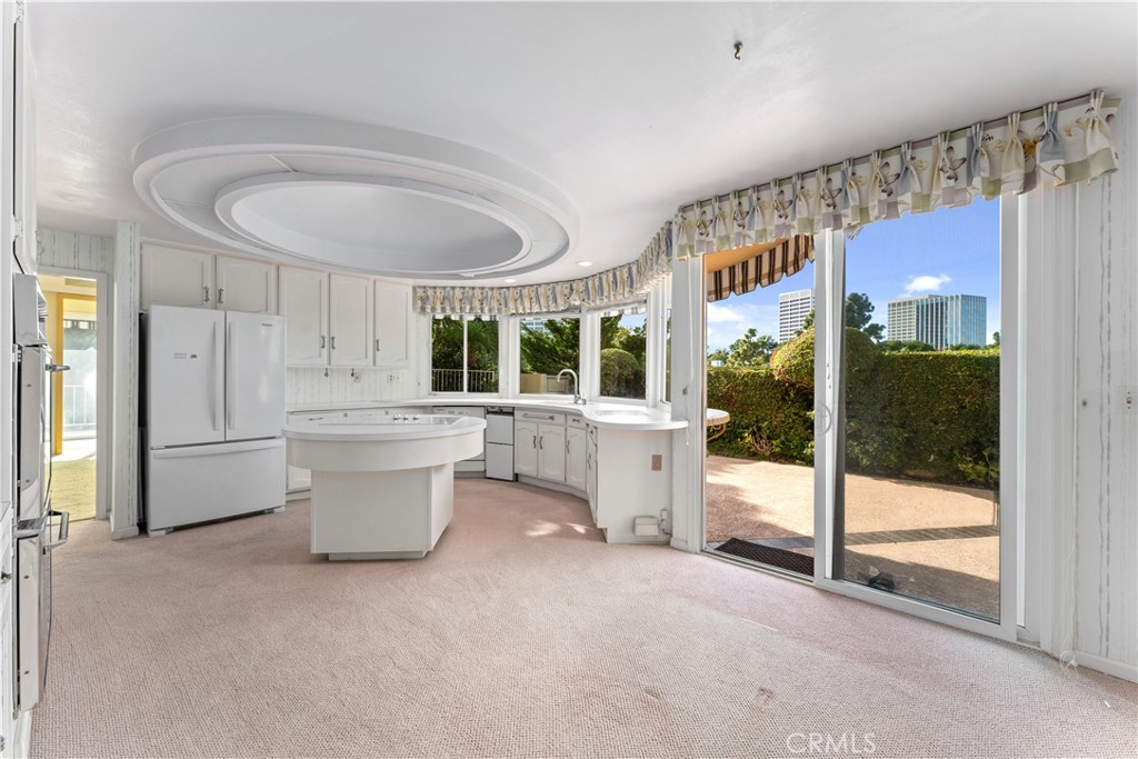 1 Rue Du Parc Newport Beach, CA 92660 - Photo 29 of 49 a very nice looking room with a large window and potted plant