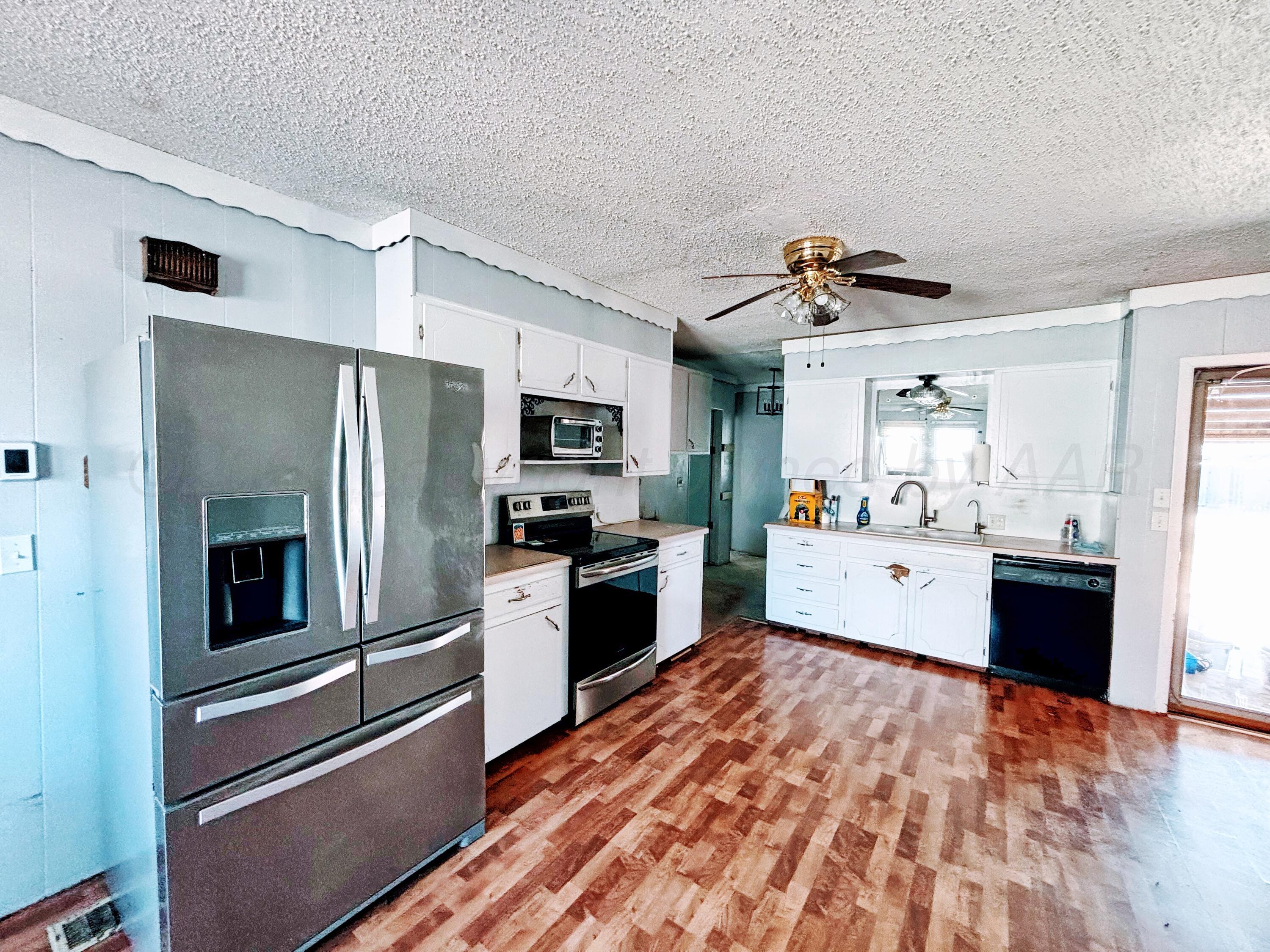 1622 South Colgate Street Perryton, TX 79070 - Photo 11 of 28 1622 S Colgate kitchen 2