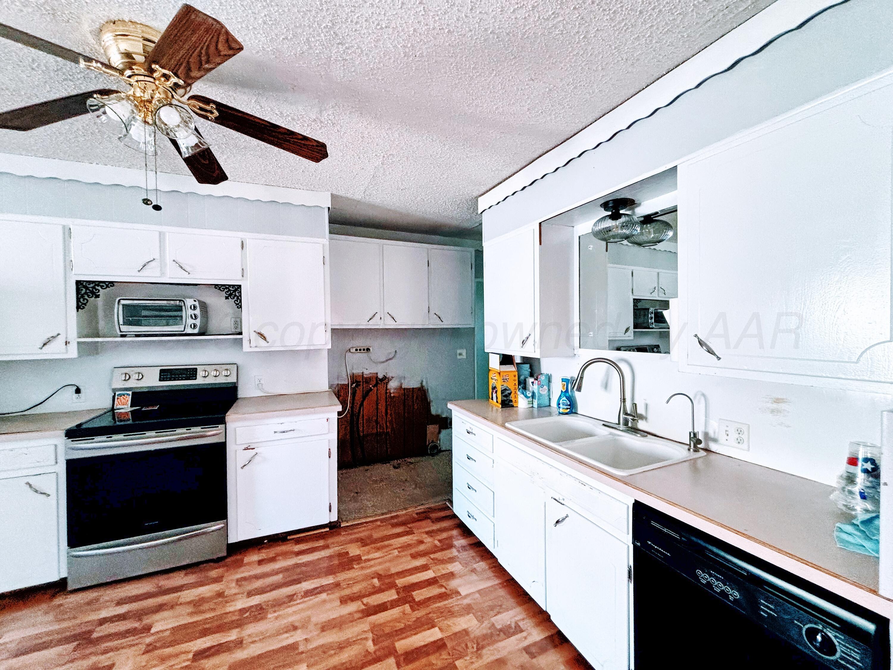 1622 South Colgate Street Perryton, TX 79070 - Photo 12 of 28 1622 S Colgate kitchen 3