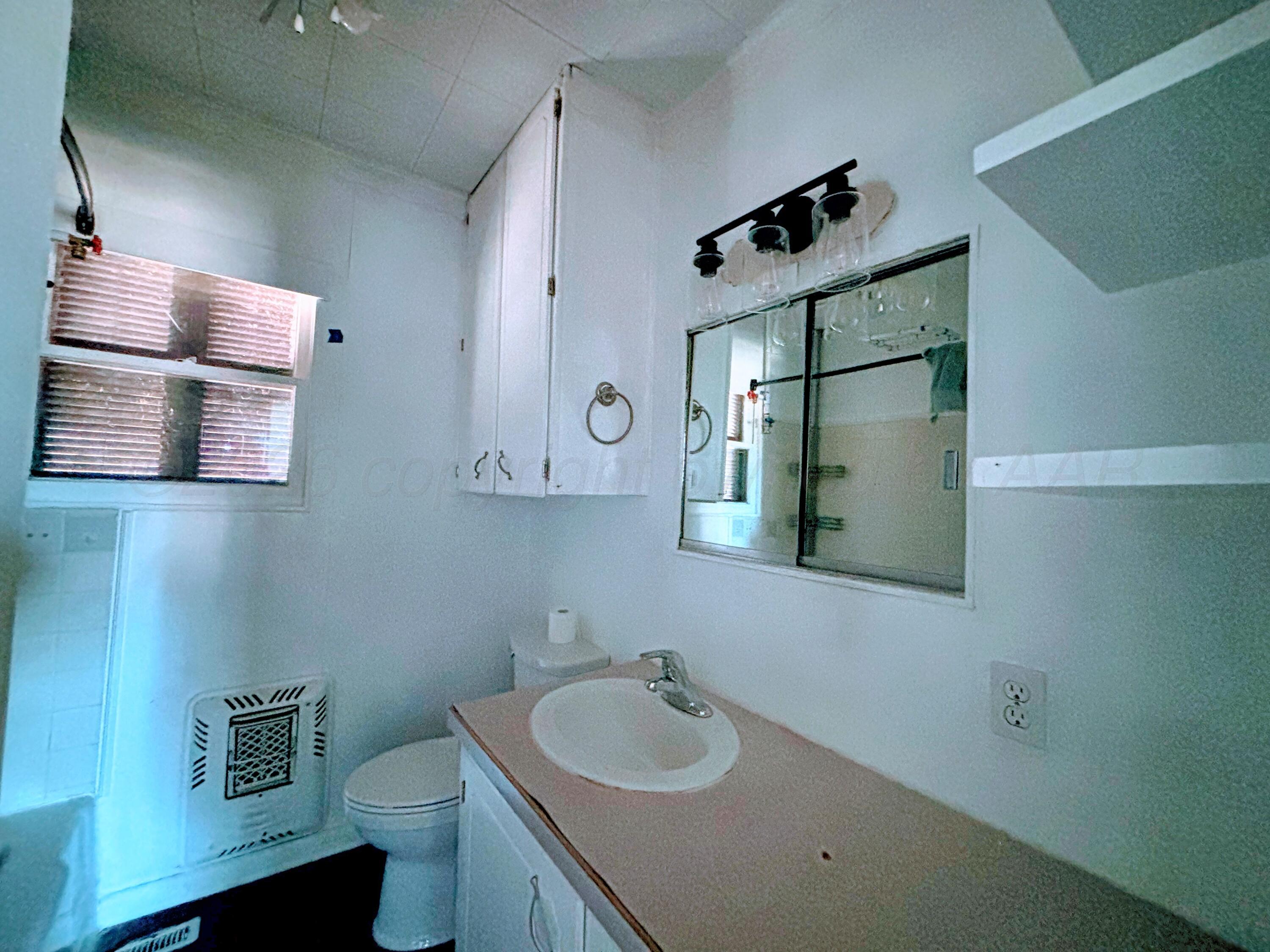 1622 South Colgate Street Perryton, TX 79070 - Photo 15 of 28 1622 S Colgate bathroom