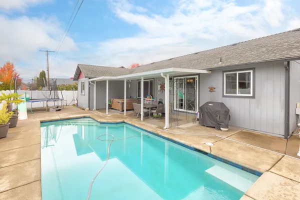 $459,999 | 1061 Rainwood Lane, Grants Pass, OR 97527