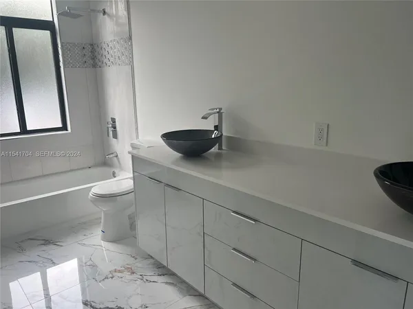 $5,500,000 | 5455 Southwest 60th Court, Miami, FL 33155