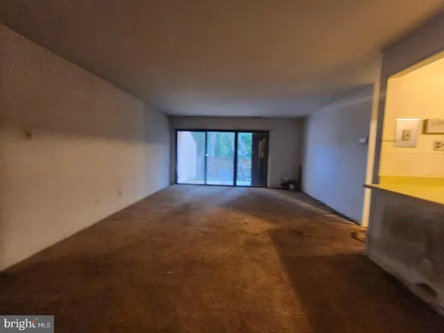 a view of empty room with window