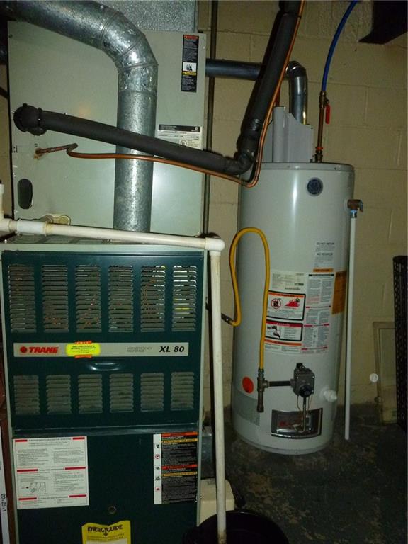 28 Kenridge Drive McKees Rocks, PA 15136 - Photo 22 of 26 a bathroom with mirror and shower