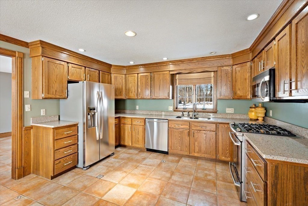 155 Carriage Road Chicopee, MA 01013 - Photo 18 of 40 Gallery Image 18