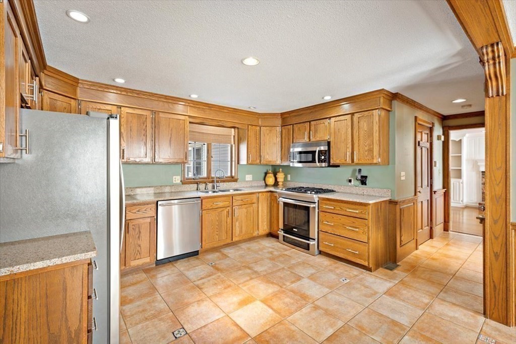 155 Carriage Road Chicopee, MA 01013 - Photo 19 of 40 Gallery Image 19